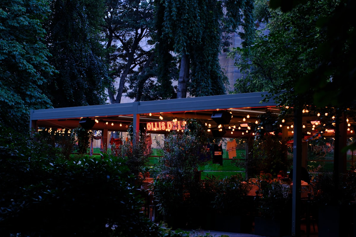 Zo verlicht je je tuin voor maximale sfeer in de avond
